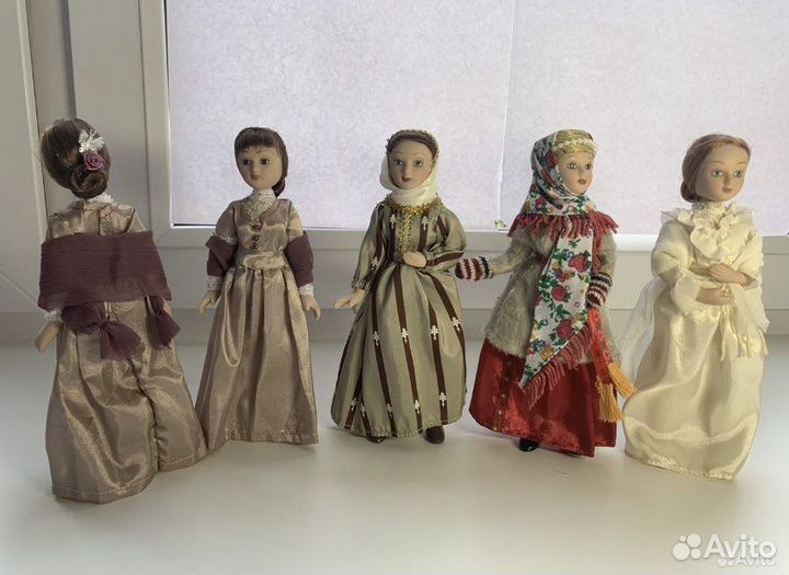 Кукла фарфоровая