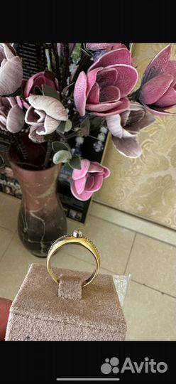 Кольцо с бриллиантом