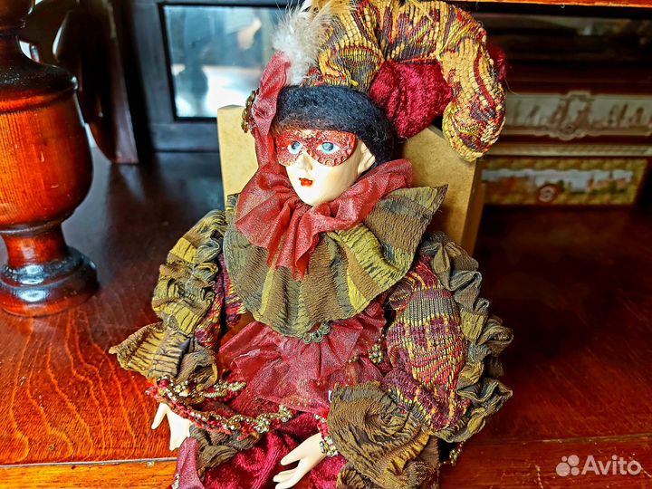 Арлекин кукла фарфоровая интерьерная