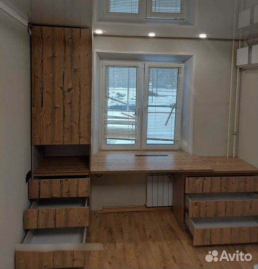 Письменный стол для ученика у окна