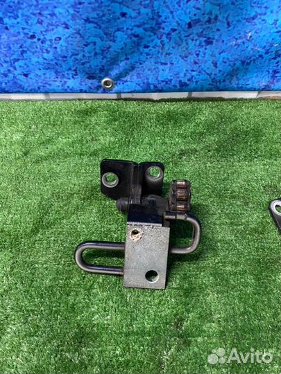Петля двери передняя правая Volkswagen Passat B6