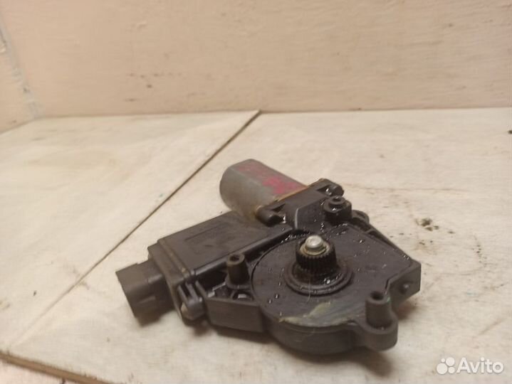 Моторчик заднего правого стеклоподъемника