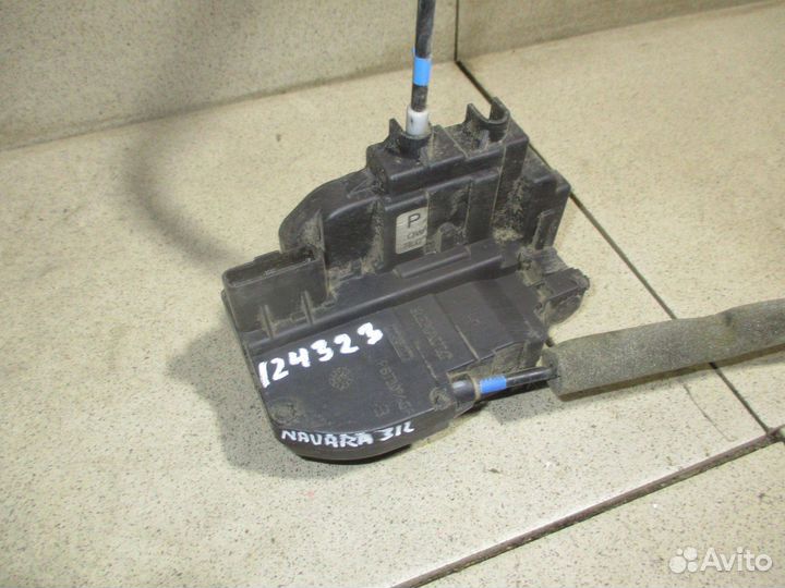 Замок двери задней левой Nissan Navara (D40)