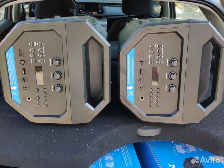 Пара стерео колонок по 50 ватт каждая