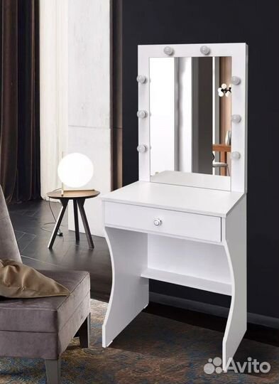Туалетный столик с зеркалом и подсветкой