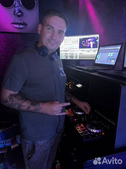 Ведущий и диджей с аппаратурой + караоке