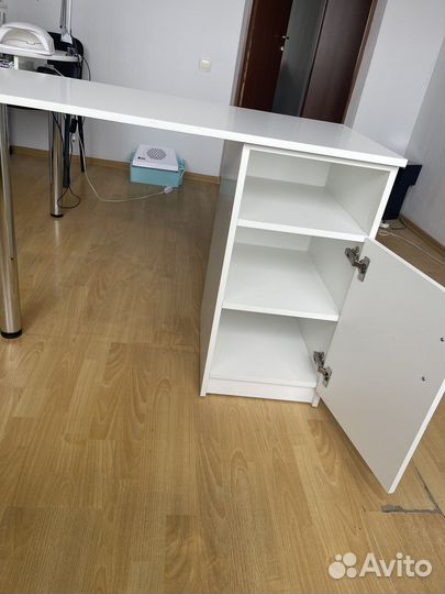 Маникюрный стол