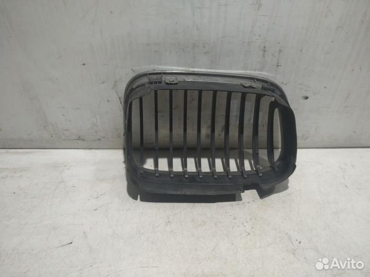 Решетка радиатора левая BMW 3 E46 рест. 2005