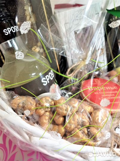 Чайная корзина со сладостями на любое событие