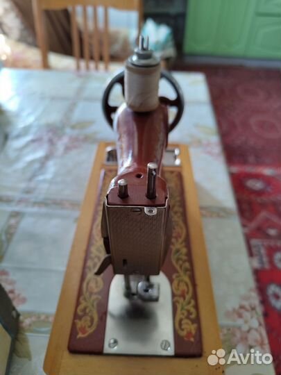 Детская швейная машинка времён СССР