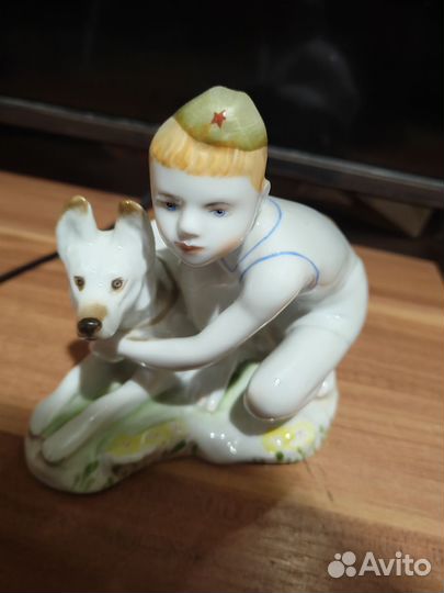 Антикварная фигурка, мальчик пограничник с собакой