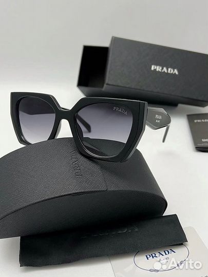 Солнцезащитные очки Prada