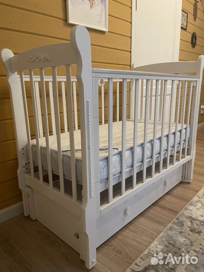 Детская кроватка с маятником