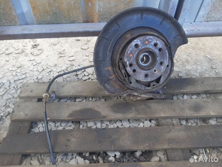 Кулак задний левый Mercedes-Benz M-класс