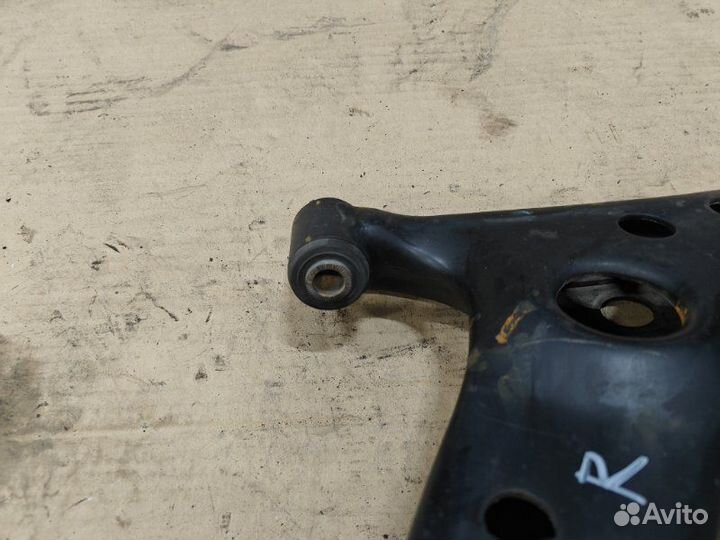 Рычаг подвески передний правый Toyota Isis ZGM10G