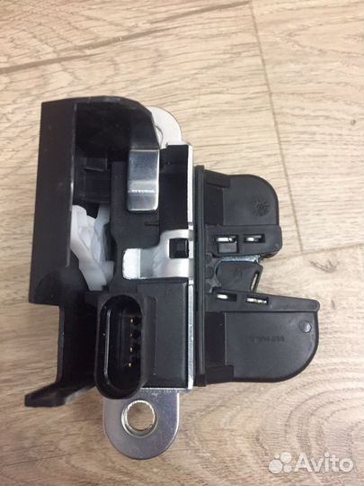 Замок багажника vw golf, touran 07-10
