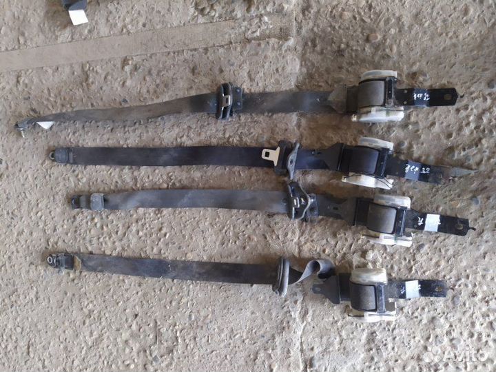 Ремень безопасности задний Nissan Cefiro седан 2