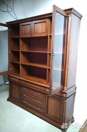 Изысканный комплект мебели в кабинет руководителя