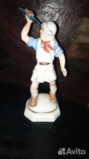 Статуэтка пионер с самолетом