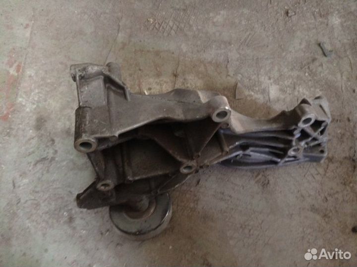 Кронштейн генератора Volkswagen Passat B5