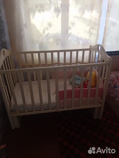 Детская кроватка с маятником