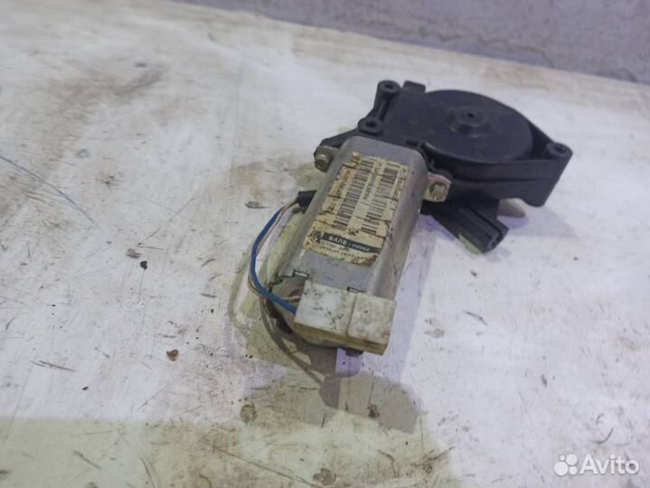 Моторчик переднего левого стеклоподъемника