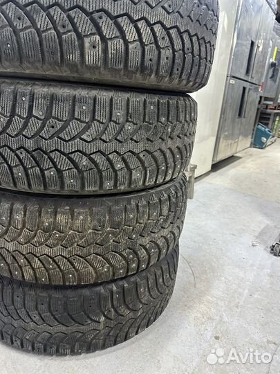 Bridgestone Blizzak Spike-01 225/60 R18 104T