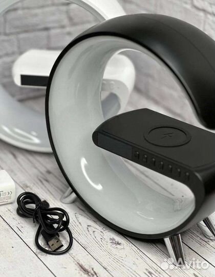 Умная лампа с беспроводной зарядкой 8в1