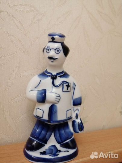 Статуэтка Доктор фарфор Гжель