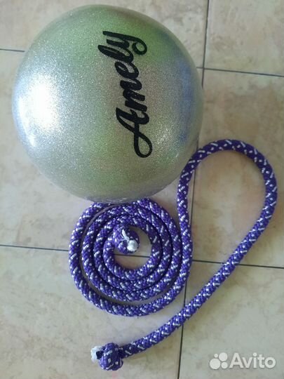 Гимнастическая скакалка и мяч
