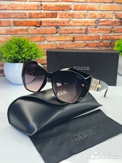 Солнцезащитные очки Vogue