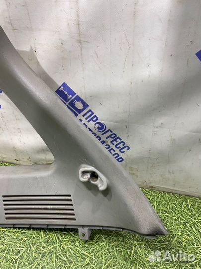 Обшивка багажника задняя правая Toyota Avensis