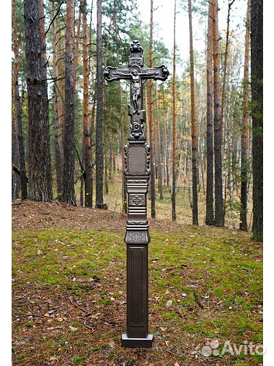 Православный крест из литого камня на кладбище