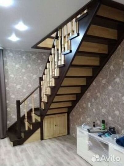 Деревянная лестница с забежными ступенями