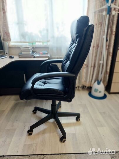 Офисное кожаное кресло руководителя