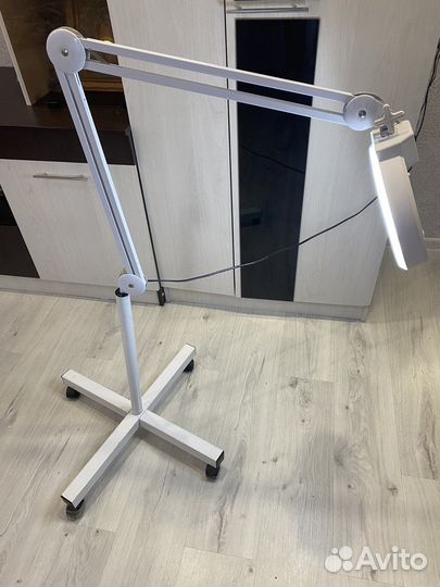 Кольцевая лампа с лупой