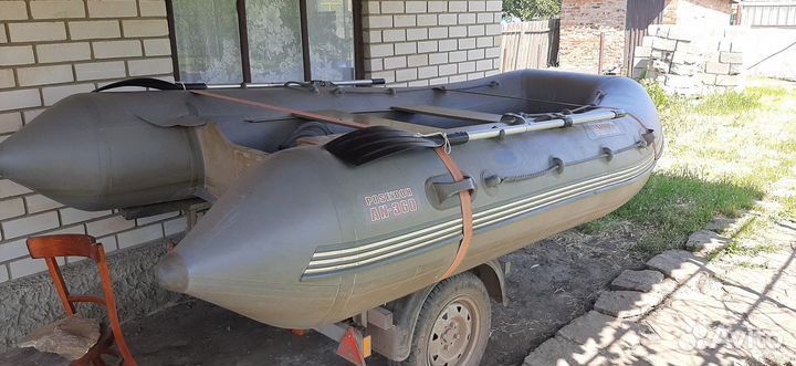 Лодочный мотор с лодкой