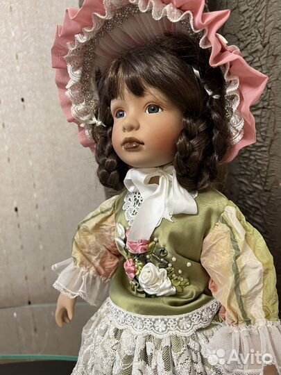 Коллекционная фарфоровая кукла