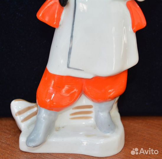 Фарфоровая статуэтка- Вакула и черт. Киев 1960