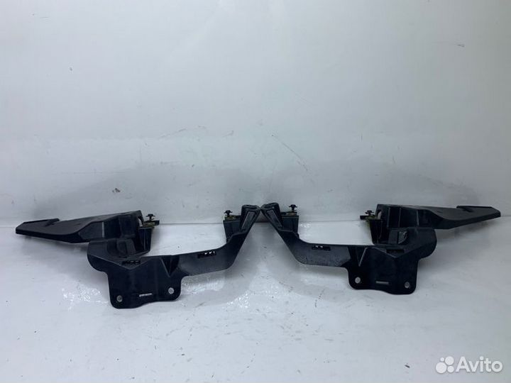 Кронштейн правый Mercedes-Benz Gl X166 4.7 2013