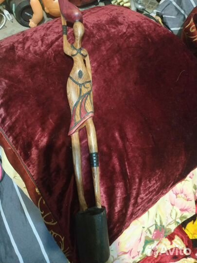 Статуэтка женщины с кувшином,дерево