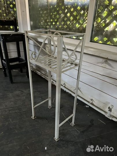 Кованная подставка для цветов уличная