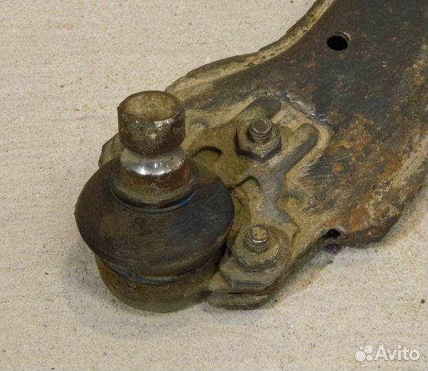 Рычаг передний левый VW Passat B3