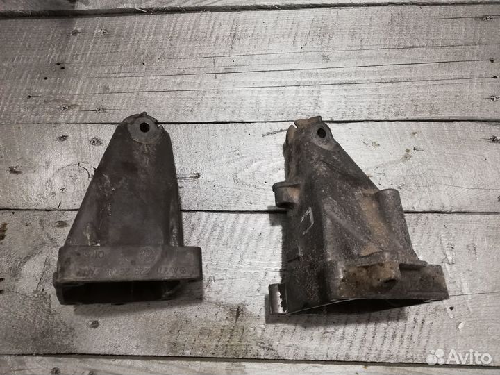 Кронштейн двигателя правый/левый Mercedes 271.860