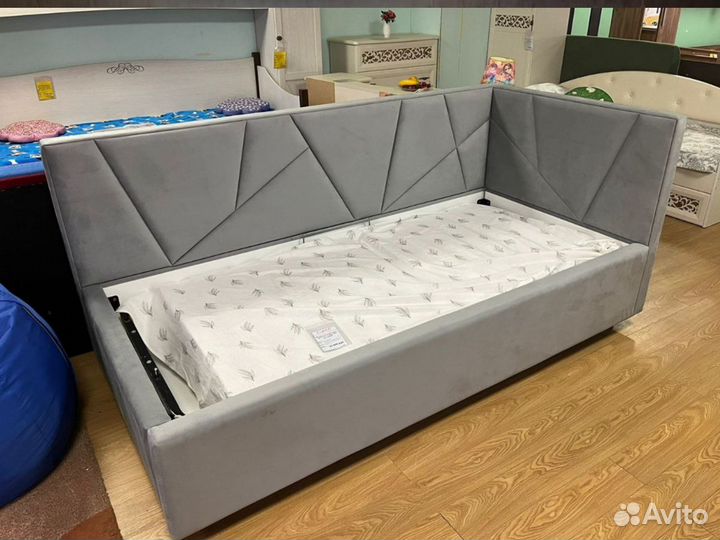 Детская кровать с бортиком