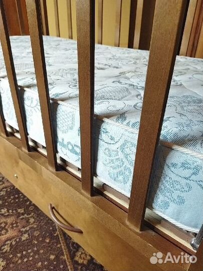 Детская кроватка с маятником, ящиком и матрасом