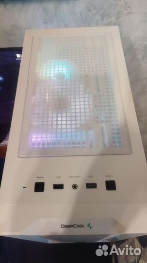 Игровой компьютер с монитором и клавиатурой