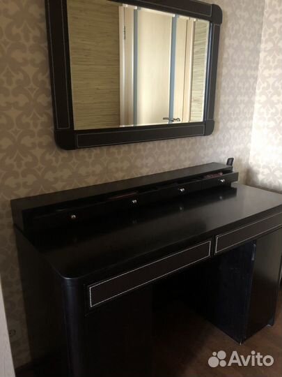 Туалетный столик с зеркалом и пуфом