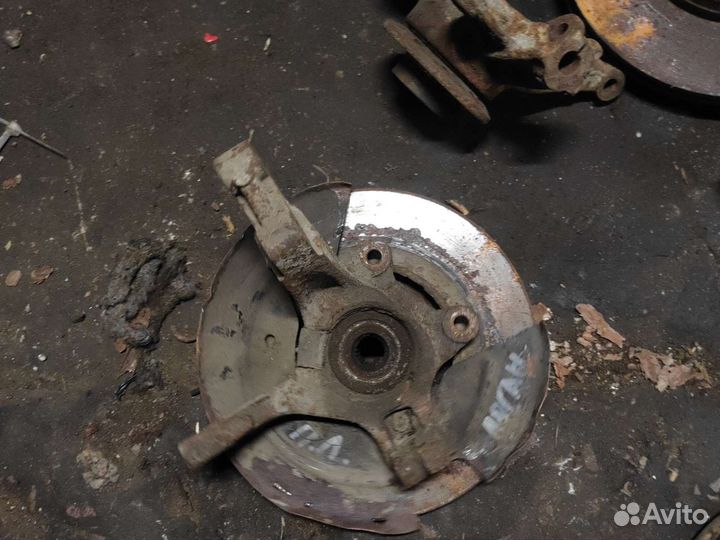 Кулак передний левый на Рено Логан 1