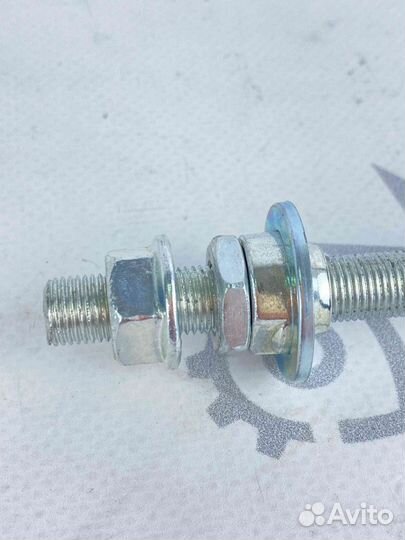 Ось втулки зaднего колесa с гaйкaми 3/8